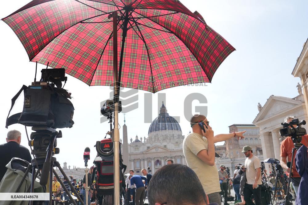 Faithful Gather in St Peters Square After the Death of Pope Francis - Vatican