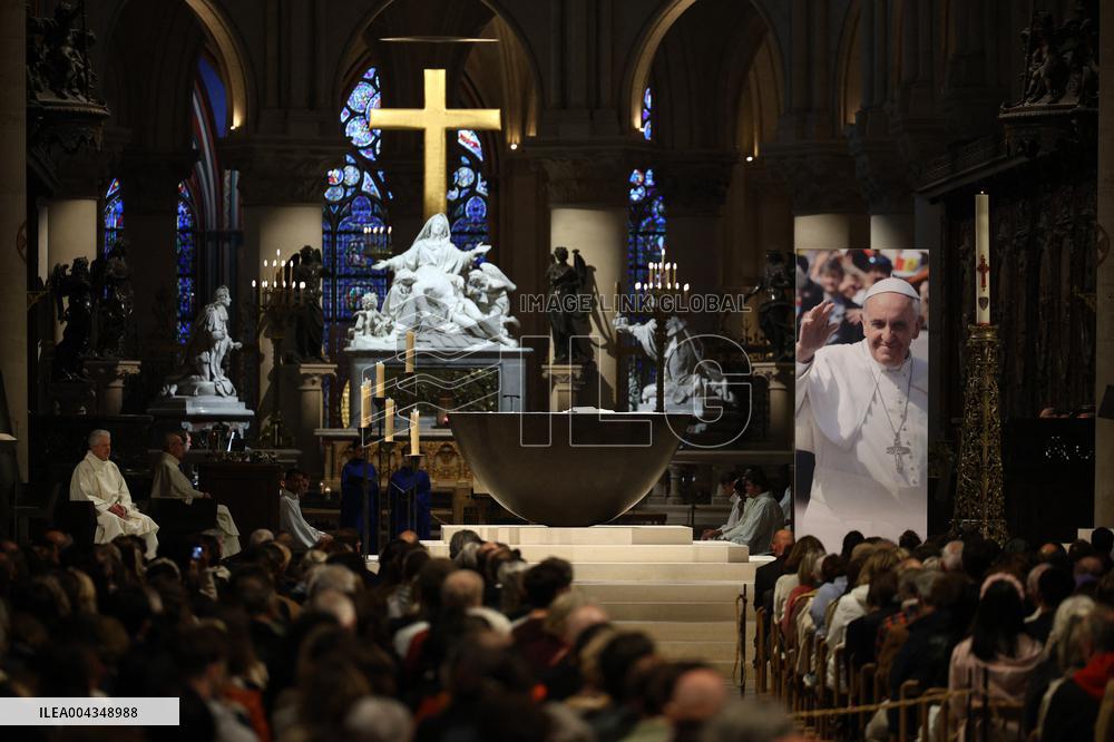 Mass In Notre-Dame Cathedral To Honour Pope Francis - Paris