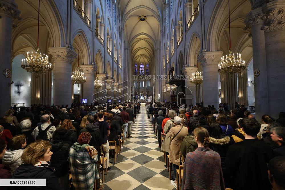 Mass In Notre-Dame Cathedral To Honour Pope Francis - Paris