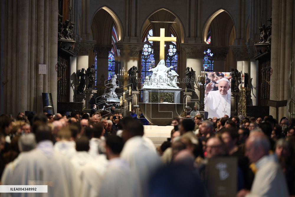 Mass In Notre-Dame Cathedral To Honour Pope Francis - Paris