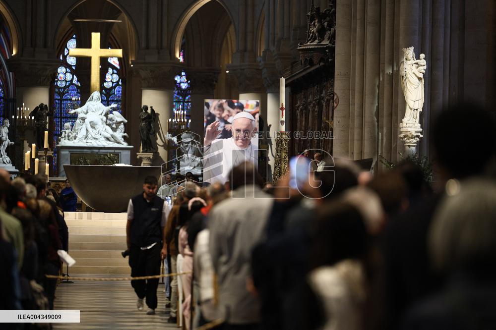 Mass In Notre-Dame Cathedral To Honour Pope Francis - Paris