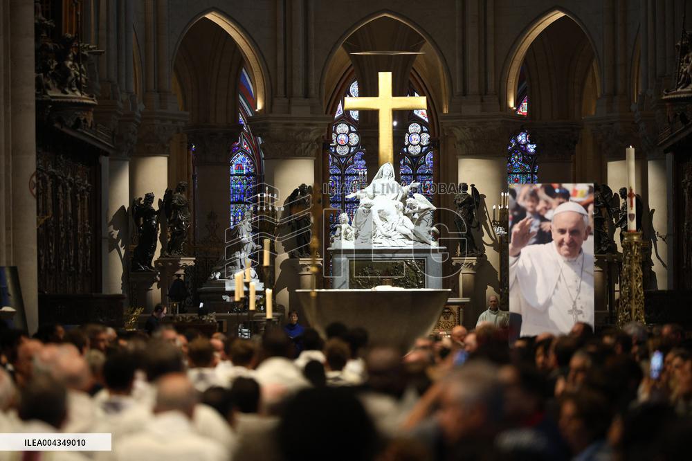 Mass In Notre-Dame Cathedral To Honour Pope Francis - Paris