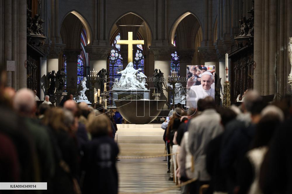 Mass In Notre-Dame Cathedral To Honour Pope Francis - Paris