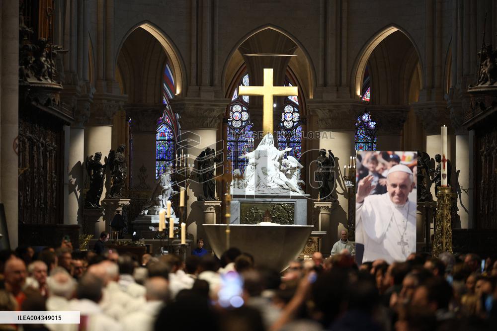 Mass In Notre-Dame Cathedral To Honour Pope Francis - Paris