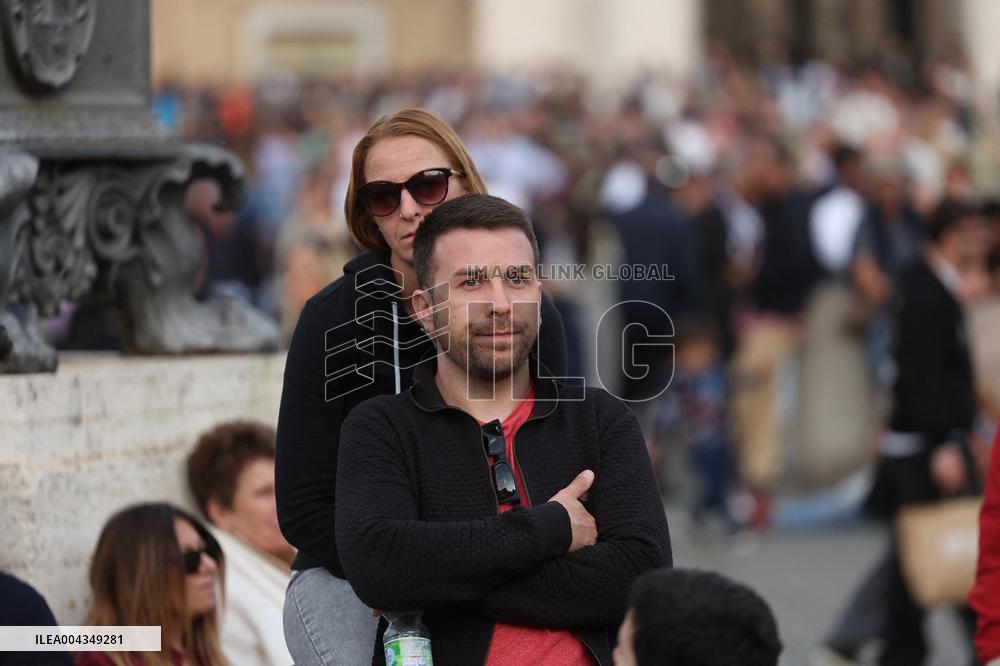 Holy Rosary in memory of Pope Francis on the day  death.