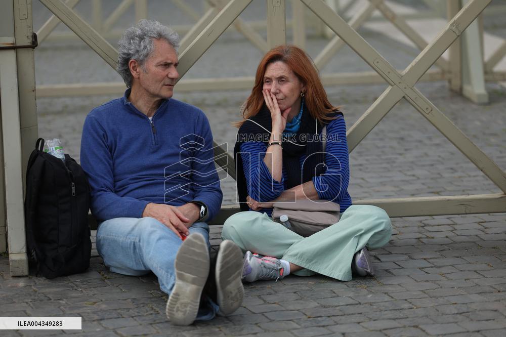 Holy Rosary in memory of Pope Francis on the day  death.