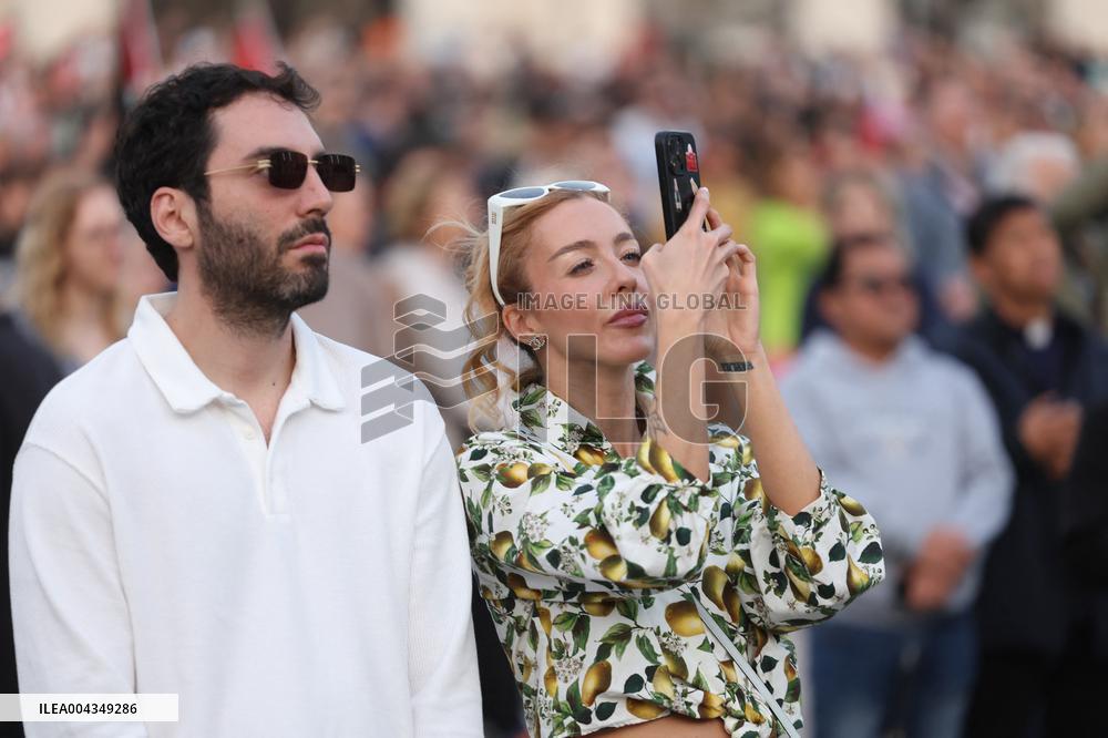 Holy Rosary in memory of Pope Francis on the day  death.