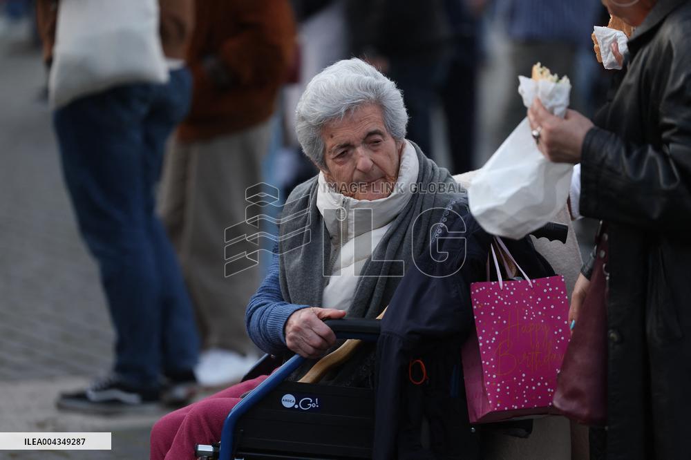 Holy Rosary in memory of Pope Francis on the day  death.