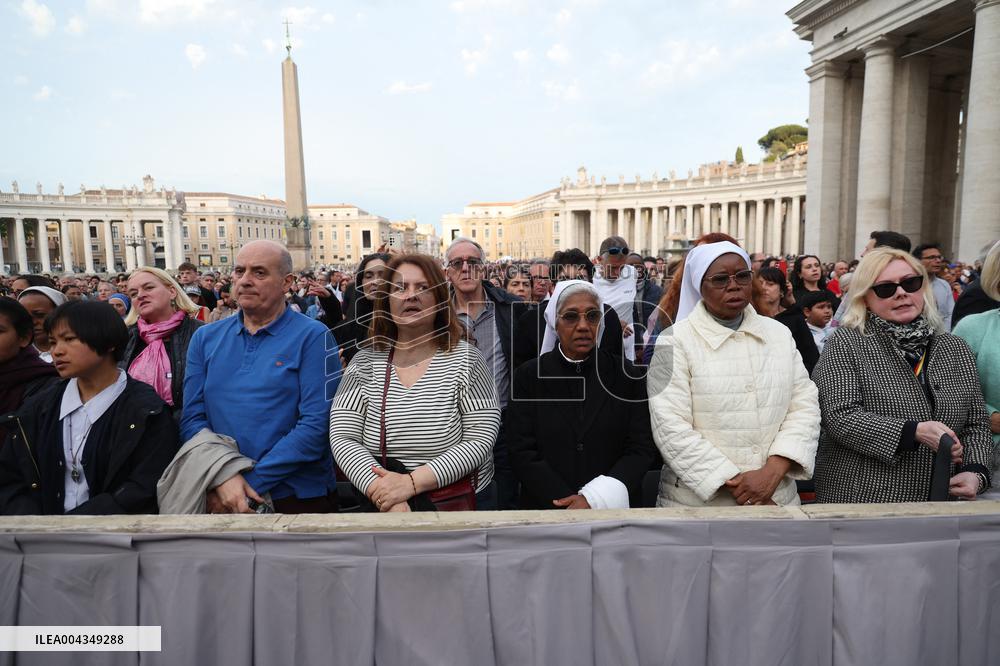 Holy Rosary in memory of Pope Francis on the day  death.