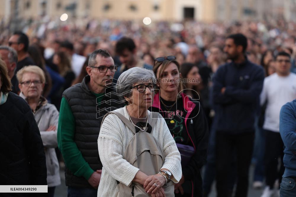 Holy Rosary in memory of Pope Francis on the day  death.