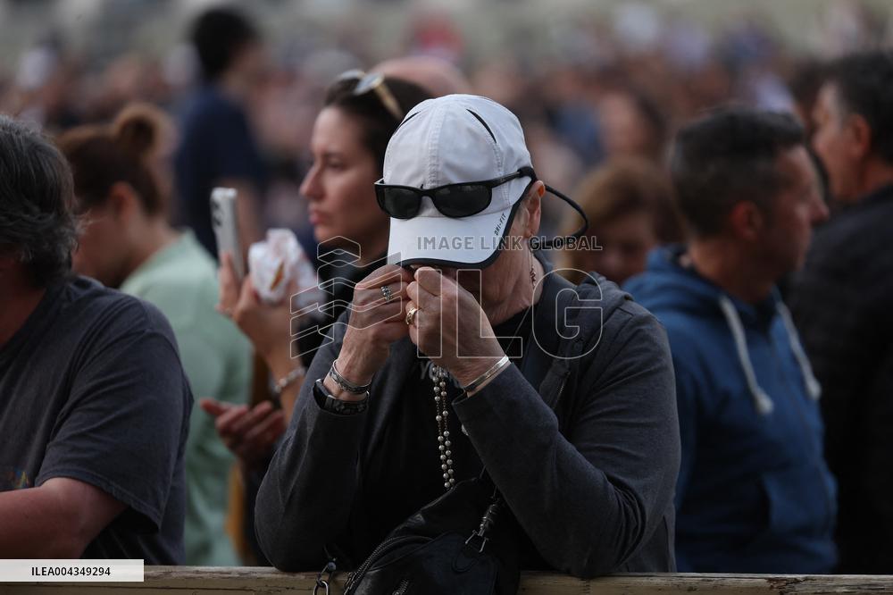 Holy Rosary in memory of Pope Francis on the day  death.