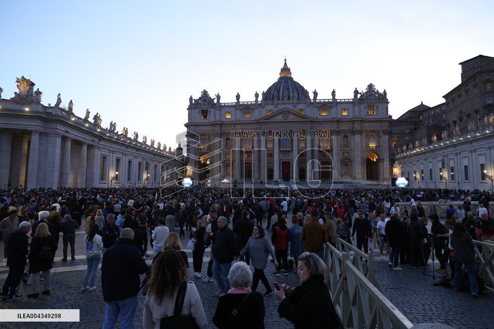 Holy Rosary in memory of Pope Francis on the day  death.