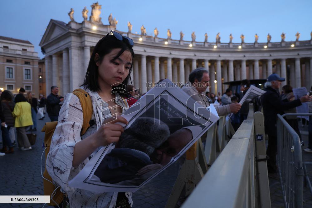 Holy Rosary in memory of Pope Francis on the day  death.
