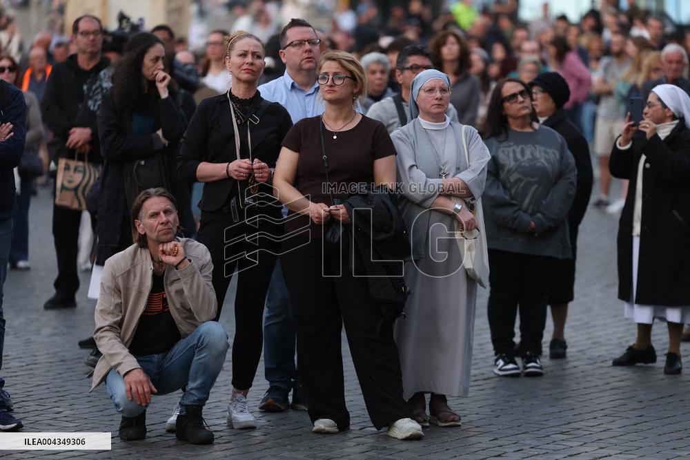 Holy Rosary in memory of Pope Francis on the day  death.