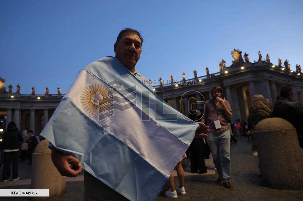 Holy Rosary in memory of Pope Francis on the day  death.