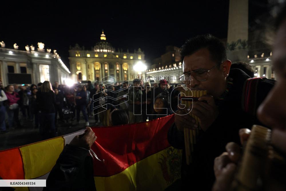 Roma, morte di Papa Francesco - Santo Rosario in memoria di Papa Francesco nel giorno della morte in San Pietro in Vaticano