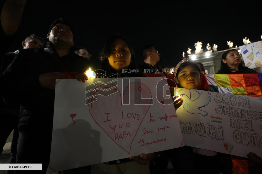 Roma, morte di Papa Francesco - Santo Rosario in memoria di Papa Francesco nel giorno della morte in San Pietro in Vaticano
