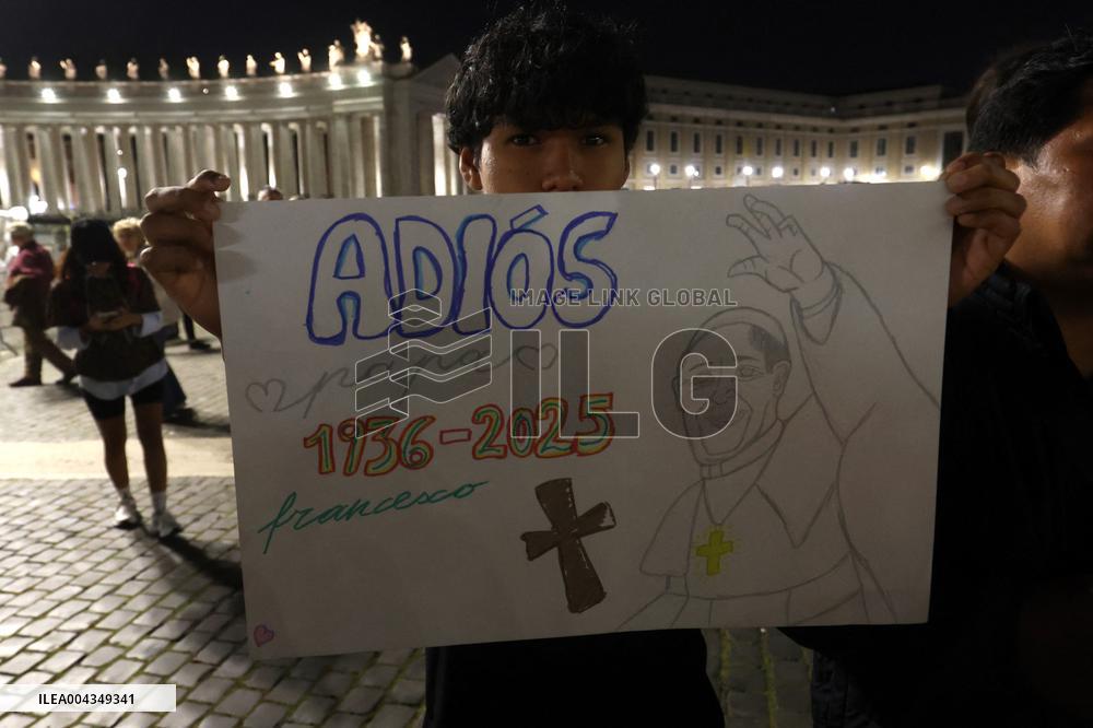 Roma, morte di Papa Francesco - Santo Rosario in memoria di Papa Francesco nel giorno della morte in San Pietro in Vaticano