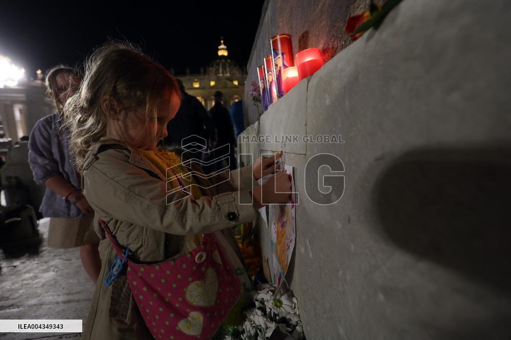 Roma, morte di Papa Francesco - Santo Rosario in memoria di Papa Francesco nel giorno della morte in San Pietro in Vaticano