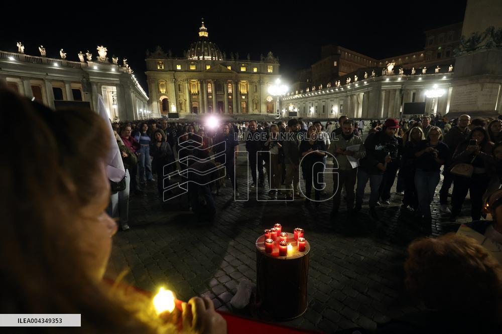Roma, morte di Papa Francesco - Santo Rosario in memoria di Papa Francesco nel giorno della morte in San Pietro in Vaticano