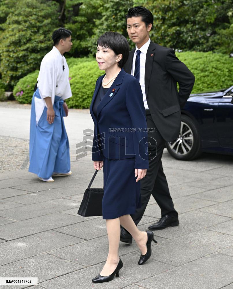 Ex-economic security minister at Tokyo's Yasukuni shrine