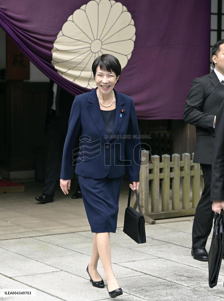 Ex-economic security minister at Tokyo's Yasukuni shrine