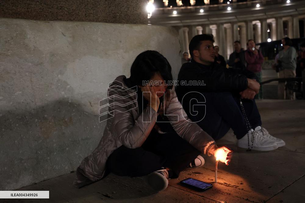 Roma, morte di Papa Francesco - Santo Rosario in memoria di Papa Francesco nel giorno della morte in San Pietro in Vaticano