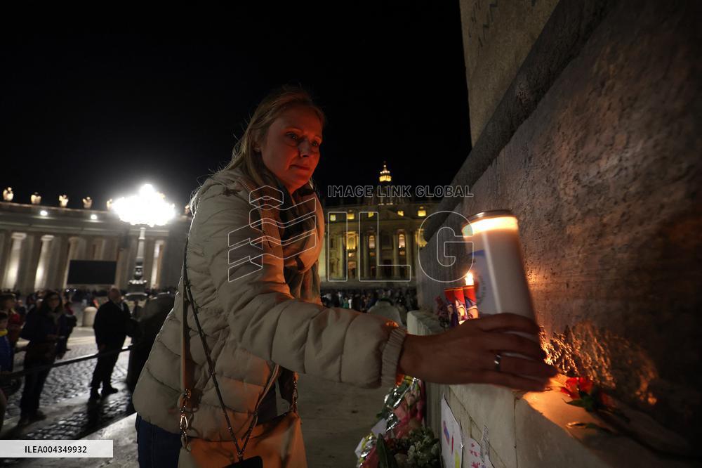 Roma, morte di Papa Francesco - Santo Rosario in memoria di Papa Francesco nel giorno della morte in San Pietro in Vaticano