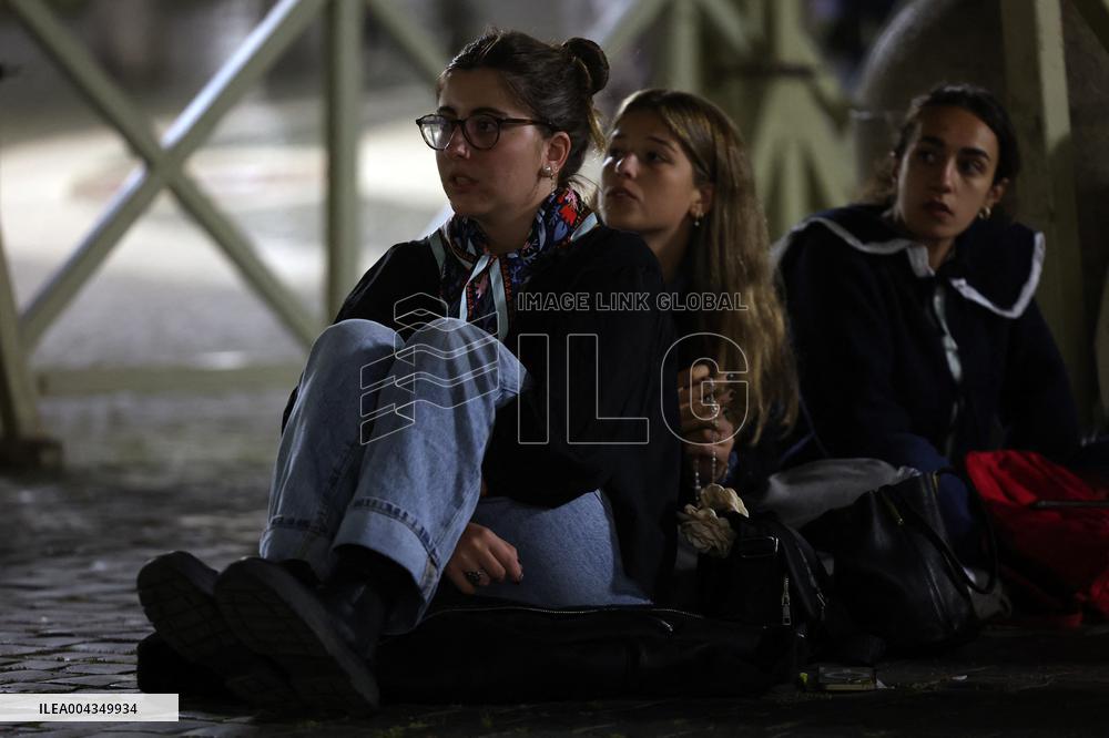 Roma, morte di Papa Francesco - Santo Rosario in memoria di Papa Francesco nel giorno della morte in San Pietro in Vaticano