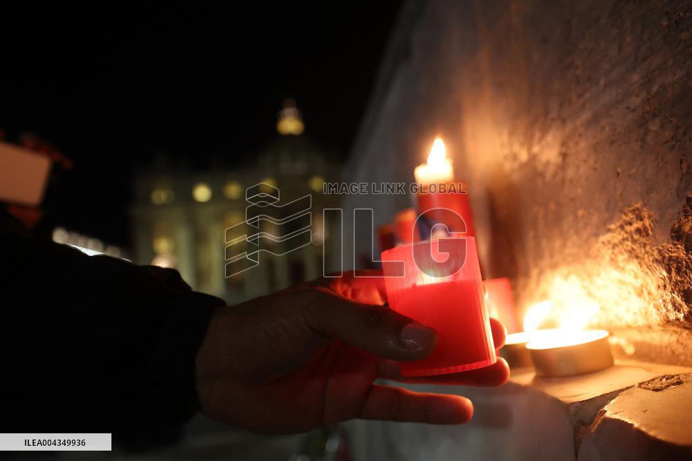 Roma, morte di Papa Francesco - Santo Rosario in memoria di Papa Francesco nel giorno della morte in San Pietro in Vaticano