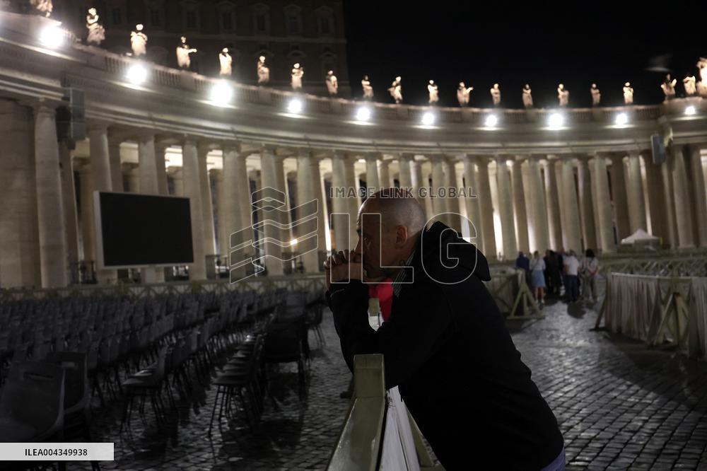 Roma, morte di Papa Francesco - Santo Rosario in memoria di Papa Francesco nel giorno della morte in San Pietro in Vaticano