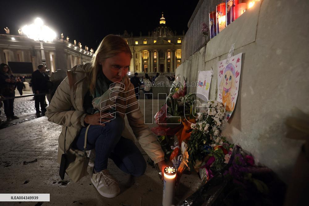 Roma, morte di Papa Francesco - Santo Rosario in memoria di Papa Francesco nel giorno della morte in San Pietro in Vaticano