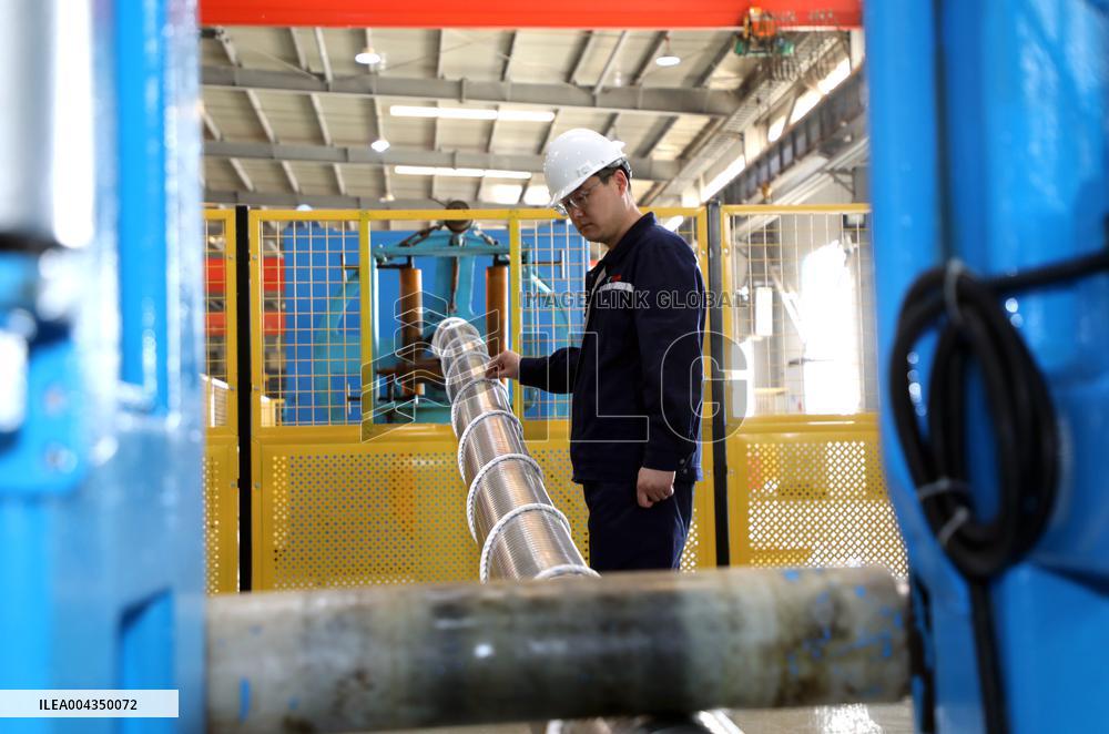 China First 2000 Meter Ultra Deep Sample Tube Production