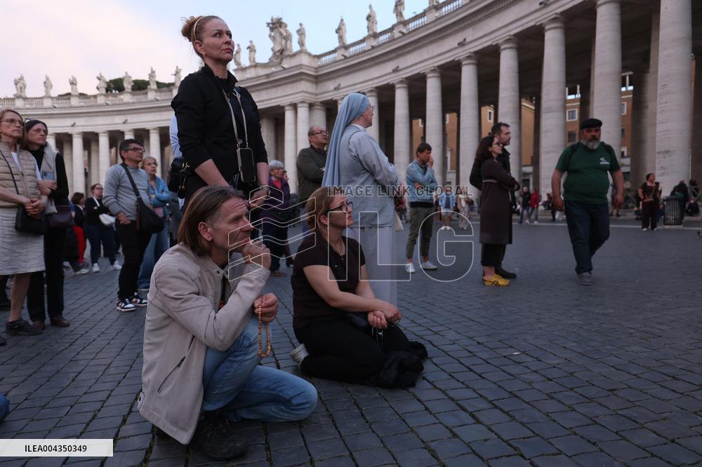 Roma, morte di Papa Francesco - Santo Rosario in memoria di Papa Francesco nel giorno della morte in San Pietro in Vaticano