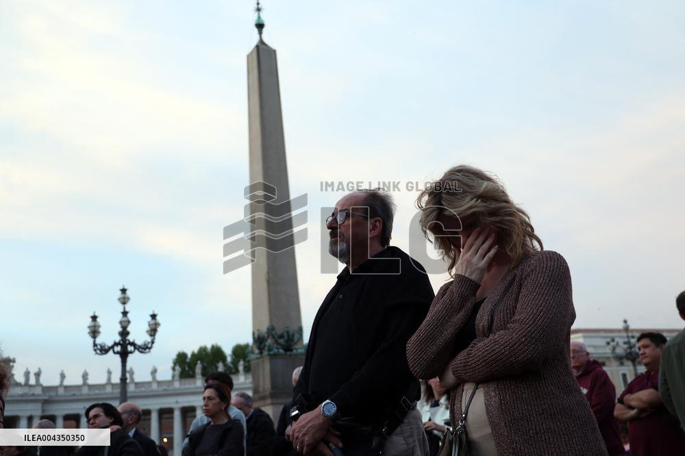 Roma, morte di Papa Francesco - Santo Rosario in memoria di Papa Francesco nel giorno della morte in San Pietro in Vaticano