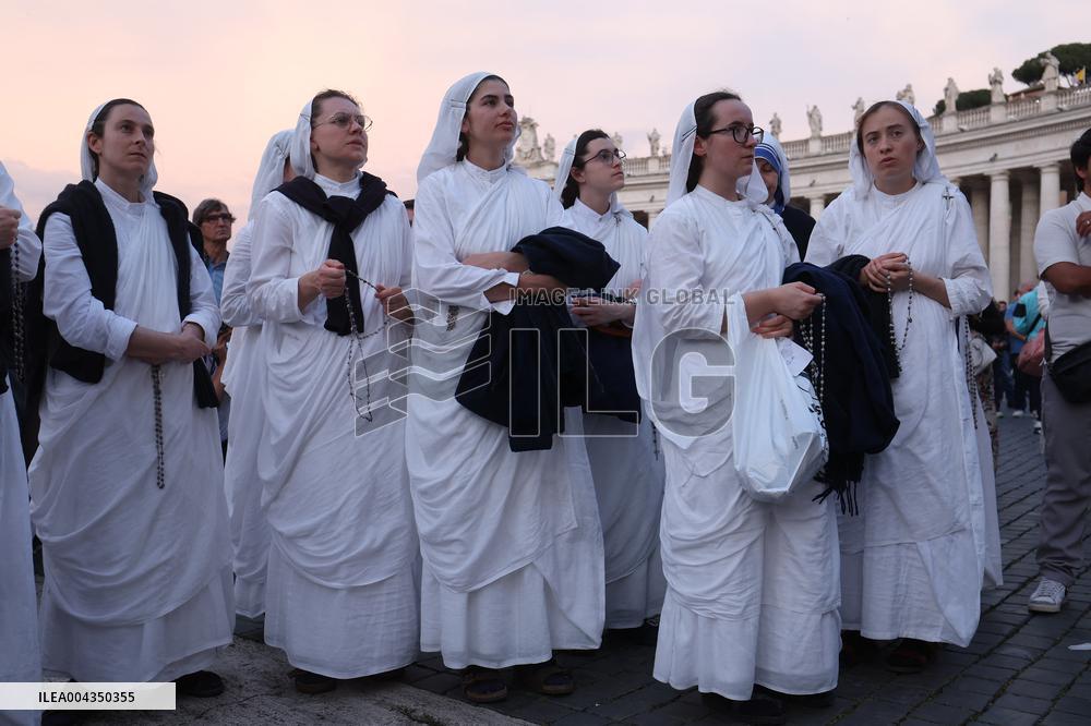 Roma, morte di Papa Francesco - Santo Rosario in memoria di Papa Francesco nel giorno della morte in San Pietro in Vaticano