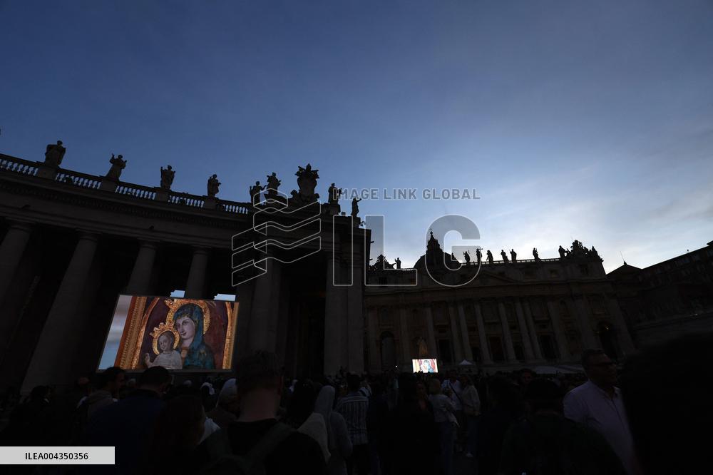 Roma, morte di Papa Francesco - Santo Rosario in memoria di Papa Francesco nel giorno della morte in San Pietro in Vaticano