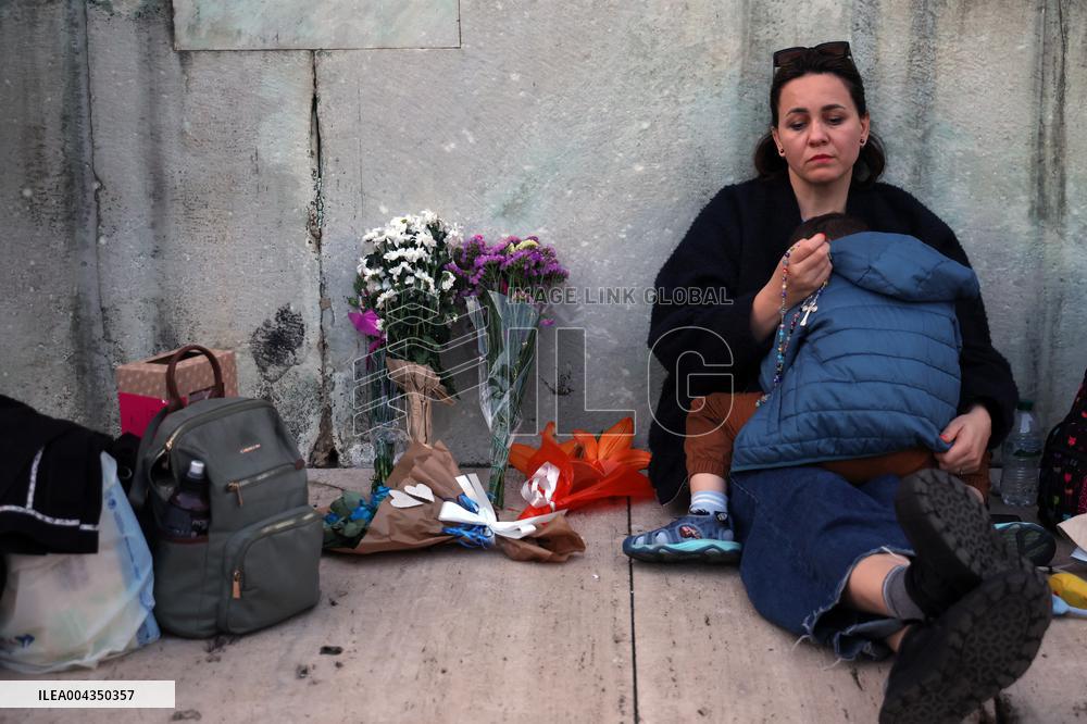 Roma, morte di Papa Francesco - Santo Rosario in memoria di Papa Francesco nel giorno della morte in San Pietro in Vaticano
