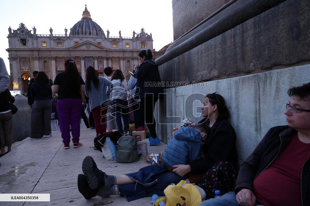 Roma, morte di Papa Francesco - Santo Rosario in memoria di Papa Francesco nel giorno della morte in San Pietro in Vaticano