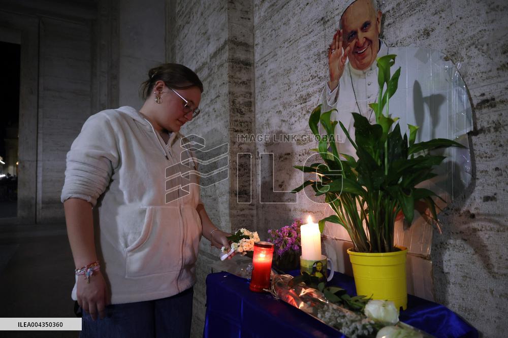 Roma, morte di Papa Francesco - Santo Rosario in memoria di Papa Francesco nel giorno della morte in San Pietro in Vaticano