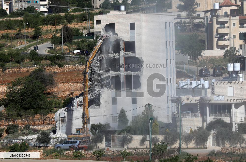 Israeli Forces Demolish Unauthorized Building in Beit Emir
