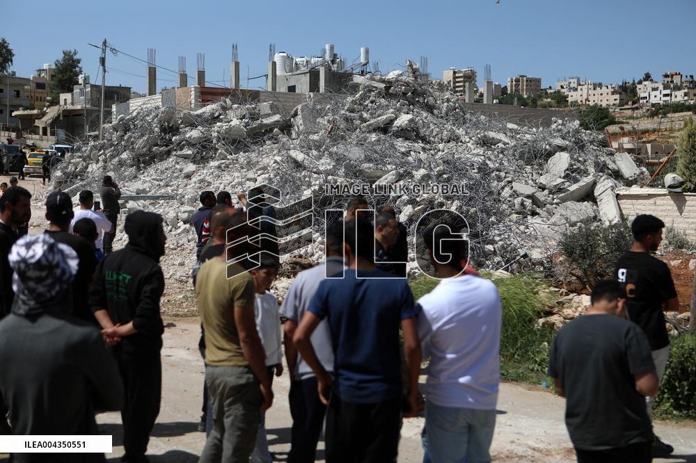 Israeli Forces Demolish Unauthorized Building in Beit Emir