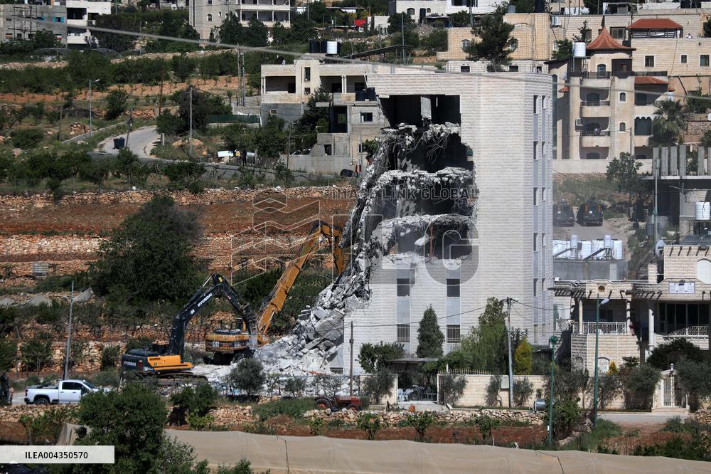 Israeli Forces Demolish Unauthorized Building in Beit Emir