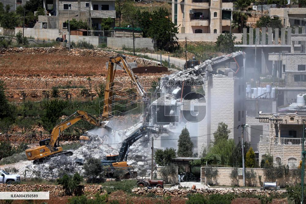 Israeli Forces Demolish Unauthorized Building in Beit Emir