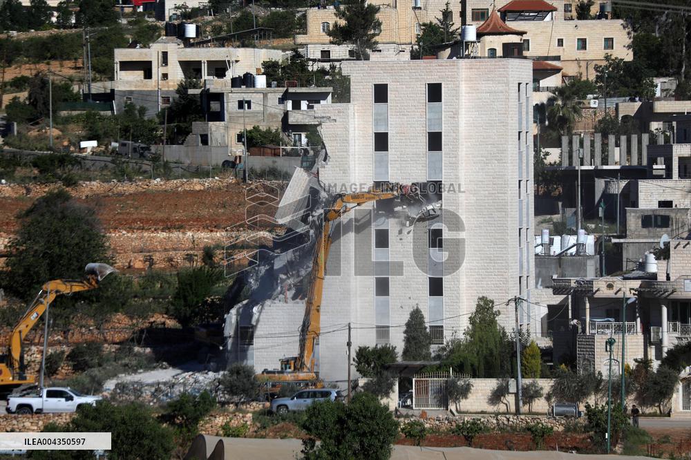 Israeli Forces Demolish Unauthorized Building in Beit Emir