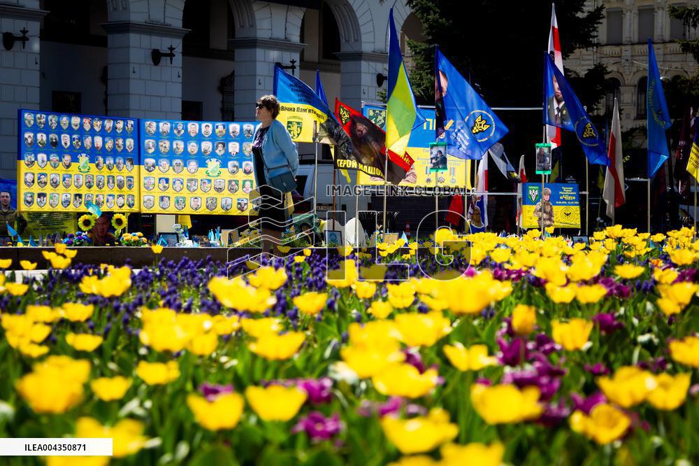 Tulips in full blossom in Kyivs Maidan Nezalezhnosti
