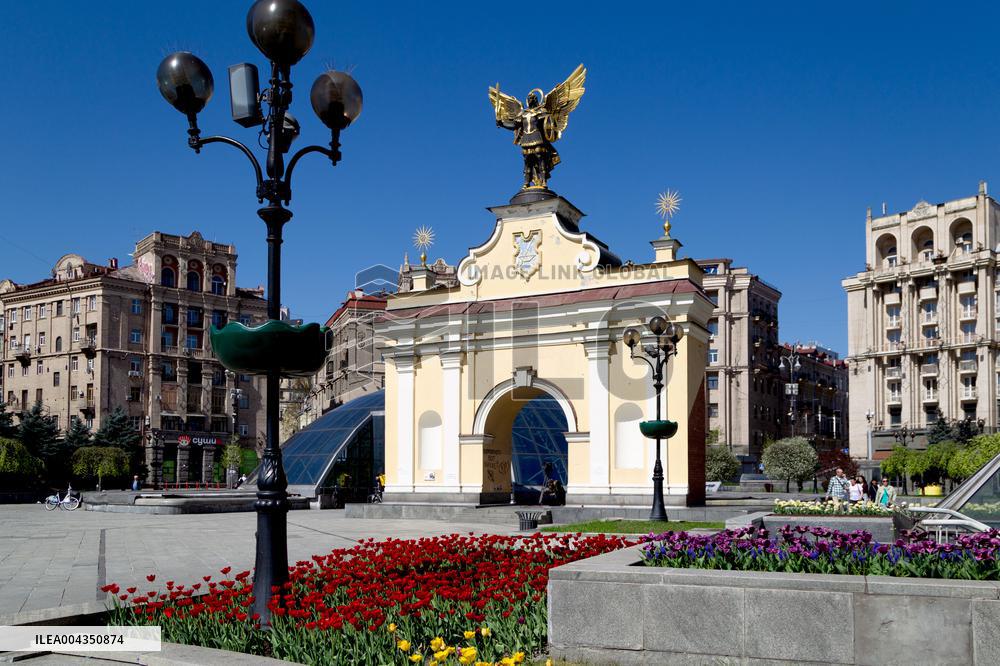 Tulips in full blossom in Kyivs Maidan Nezalezhnosti