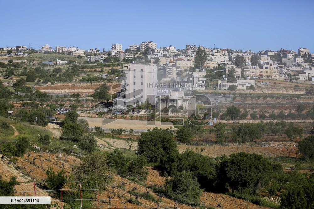 Israeli Forces Demolish Unauthorized Building - West Bank