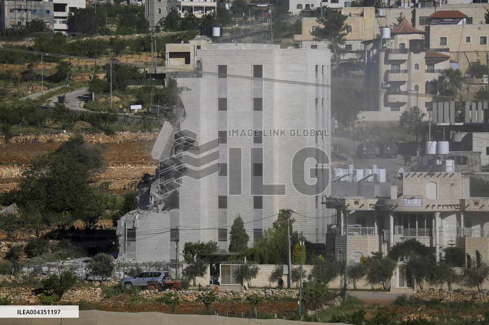 Israeli Forces Demolish Unauthorized Building - West Bank