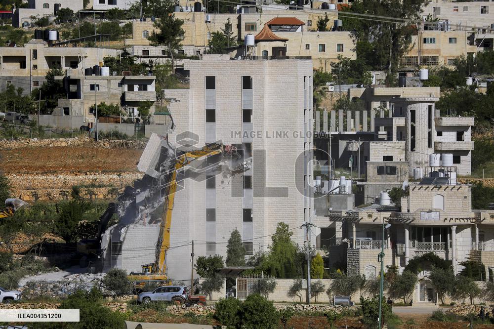 Israeli Forces Demolish Unauthorized Building - West Bank